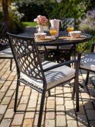 Hartman Avenbury 4 Seat Round Dining Set With Parasol & Base - thumbnail 4