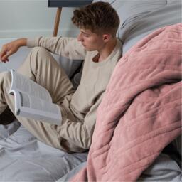 Slumberdown Comfy Hugs Heated Throw - thumbnail 4