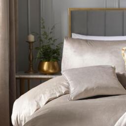 Laurence Llewelyn-Bowen Montrose Velvet Duvet Cover Set in Bottle Green - thumbnail 4