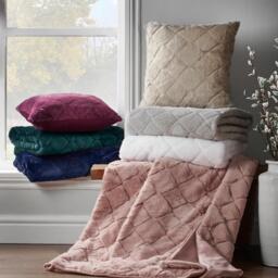 Catherine Lansfield Cosy Diamond Faux Fur Cuddle Cushion Back Rest - thumbnail 3