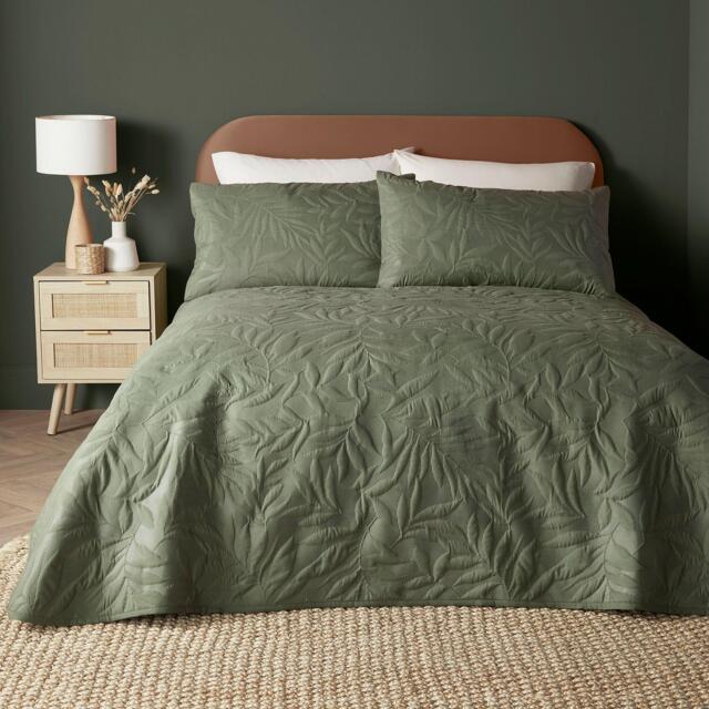 Serene Home Luana Embossed Floral Bedspread in Green - image 1