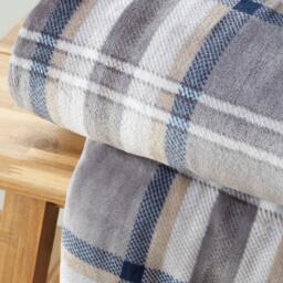 Catherine Lansfield Cosy Kelso Check Blanket Throw - thumbnail 2