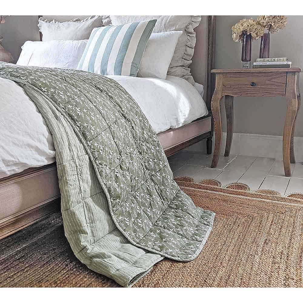 Matcha Leaves Quilted Bedspread - image 1