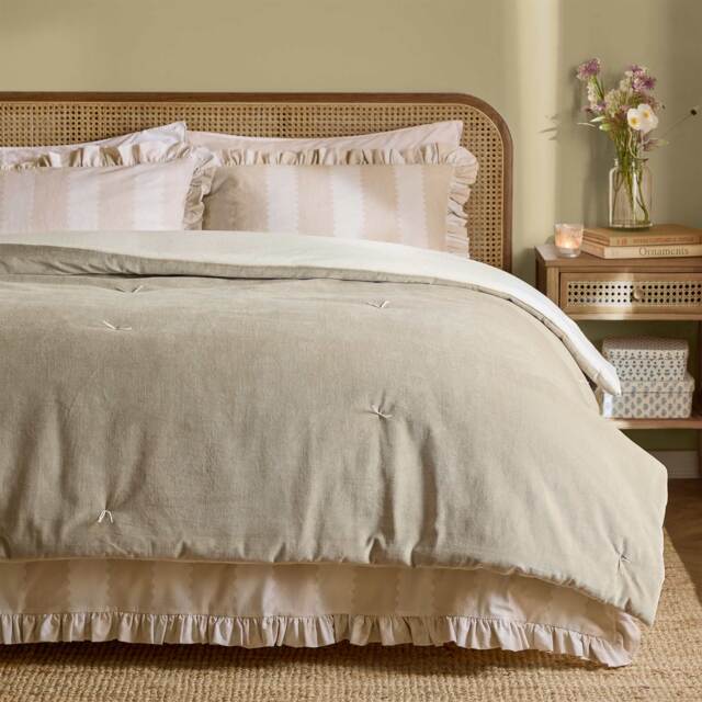 Belle Nuit Tufted Velvet Oatmeal Bedspread - image 1