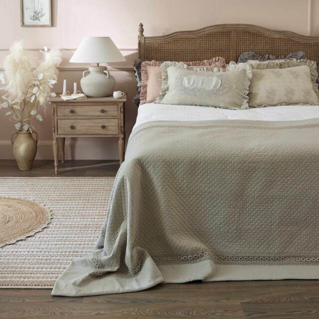 Lace Matelassé Cotton Bedspread (Medium) - image 1