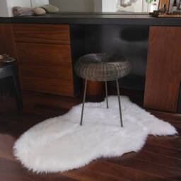 Auckland Luxury Faux Sheepskin 140x200cm White Rug - thumbnail 1