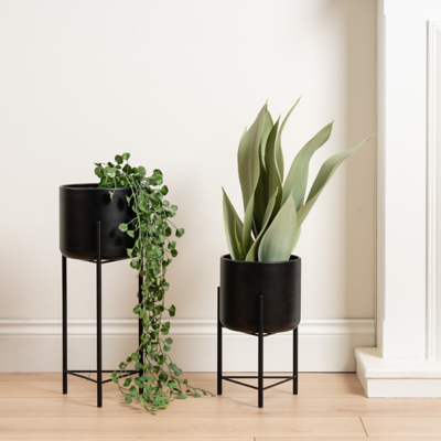 Scottish Everlasting Set of 2 Black Planters on Stand