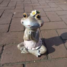 Meditating Frog Ornament – Yoga Frog Statue for Home Décor & Garden - Hands on Knee - thumbnail 2