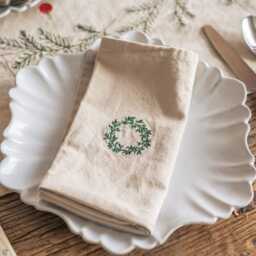 Graham and Green Christmas Wreath Cotton Napkin - thumbnail 2