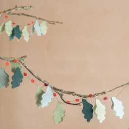 Graham and Green Holly Paper Christmas Garland - thumbnail 1