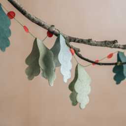 Graham and Green Holly Paper Christmas Garland - thumbnail 3