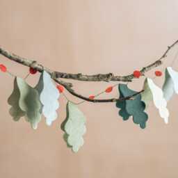 Graham and Green Holly Paper Christmas Garland - thumbnail 2