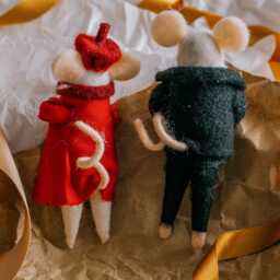 Graham and Green Kate & Wills Christmas Carol Mice Decorations - thumbnail 2