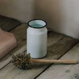 Graham and Green Toilet Brush in Enamel Pot - thumbnail 2