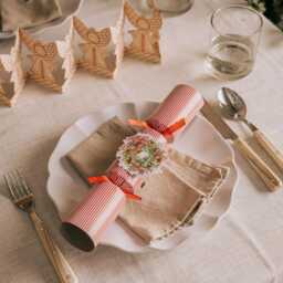 Graham and Green Set of Six Stripe Wreath Christmas Crackers - thumbnail 2