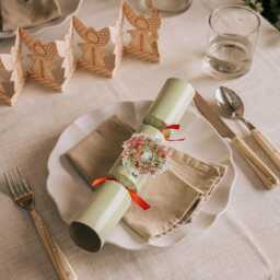 Graham and Green Set of Six Stripe Wreath Christmas Crackers - thumbnail 3