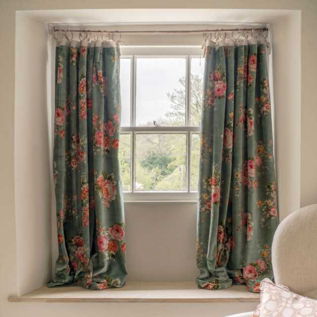 Graham and Green Set of Two Bouquet Velvet Cottage Curtains - L137 x W117cm - image 1