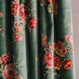 Graham and Green Set of Two Bouquet Velvet Cottage Curtains - L137 x W117cm - thumbnail 2