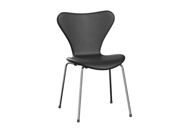 Fritz Hansen Series 7 Chair Essential Leather Black with Chrome Legs