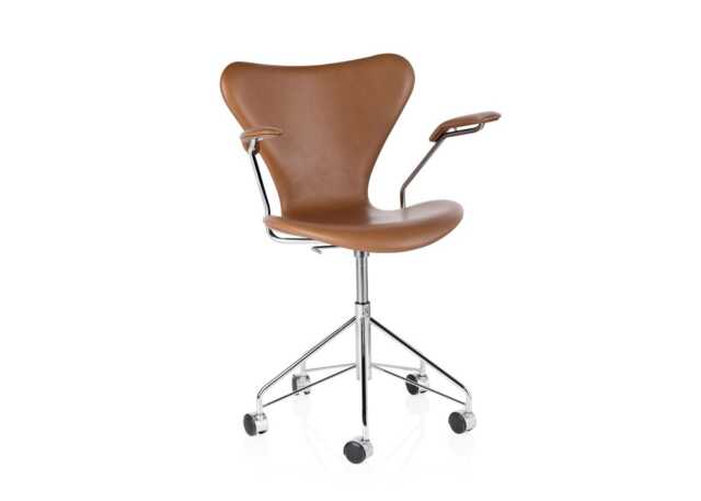 Fritz Hansen Series 7 Swivel Armchair in Walnut Leather