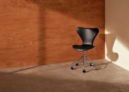 Fritz Hansen Series 7 Swivel Chair in Black Leather - thumbnail 2