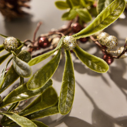 Dibor Mistletoe Leaves Artificial LED Christmas Garland with Golden and Copper Berries 160cm - thumbnail 4