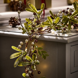 Dibor Mistletoe Leaves Artificial LED Christmas Garland with Golden and Copper Berries 160cm - thumbnail 3