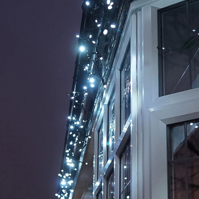 Eagle Connect 120 Cool White LED Twinkle Effect Black Cable Icicle Light 5m - image 1
