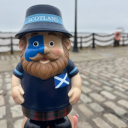 Homark Scotland Hand Painted Resin Garden Gnome Ornament 24cm - thumbnail 3