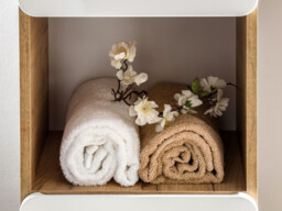 White Gloss Bathroom Furniture Set 600mm Vanity Unit with Sink Wall Hung Storage Cabinets Oak Effect - Aruba - thumbnail 3