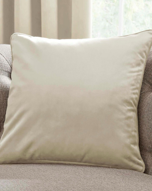 Laurence Bowen Montrose Filled Cushion Ivory - Laurence Llewelyn-Bowen - Size: 43X43 - image 1