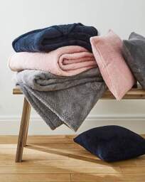 Cuddle Fleece Throw Blush - JD Williams - Size: 125X150 - thumbnail 2
