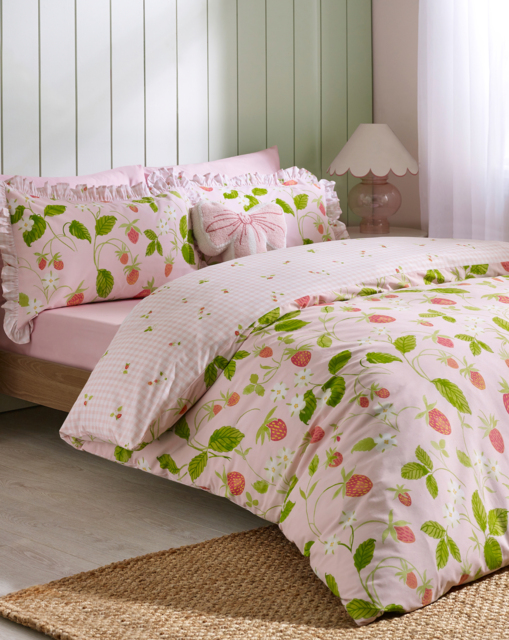 Catherine Lansfield Strawberry Duvet Set Pink - Catherine Lansfield - Size: S KING - image 1