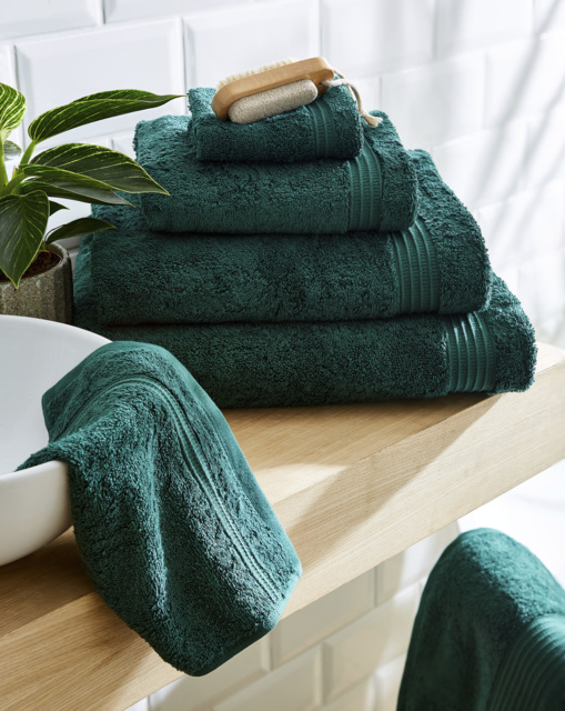 Egyptian Cotton 600gsm Towel Green Forest Green - JD Williams - Size: Pair Face Cloths - image 1