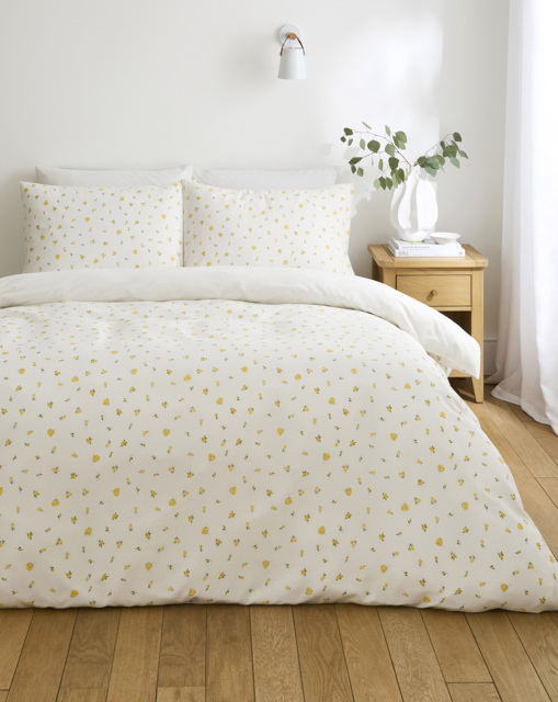 Daisy Floral Textured Duvet Cover Set White - JD Williams - Size: KING - image 1