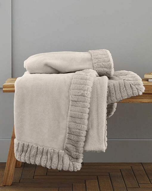 Velvet Faux Fur Cosy Throw Natural - Catherine Lansfield - Size: 150X200 - image 1