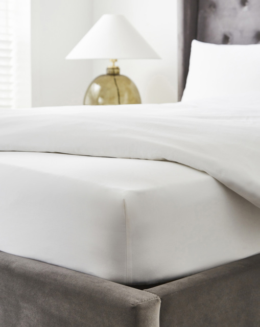 Hotel 300TC 30cm Fitted Sheet White - Hotel Collection - Size: KING - image 1