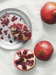 The White Company Pomegranate Candle, 140g - thumbnail 4