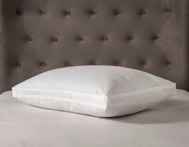 NightComfort Pillow Premium Box Edge Medium - image 1