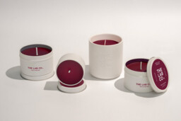 The Lab Co. Luxury Scented Candle - Ceramic Jar - 45hrs Burn Time - Welcoming Fragrance with Oud, Rose and Bergamot - 100% Vegan Soy Wax - 280g wax weight - thumbnail 3