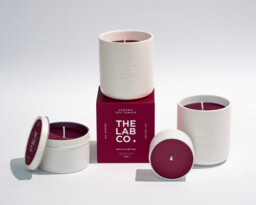 The Lab Co. Luxury Scented Candle - Ceramic Jar - 45hrs Burn Time - Welcoming Fragrance with Oud, Rose and Bergamot - 100% Vegan Soy Wax - 280g wax weight - thumbnail 6