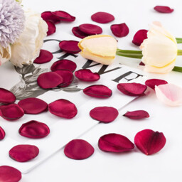 Yuejia 200PCS 1.5in/3.8cmArtificial Flower Petals Silk Rose Flower Petals for Valentine's Day,Flower Petals to Throw at Wedding, Flower Girl, Dinner Table Centerpieces(red) - thumbnail 2