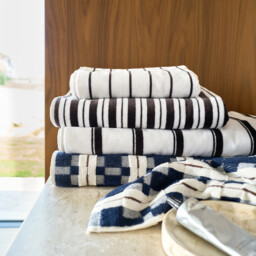 Jila Hand Towel in Velour Towelling - thumbnail 3