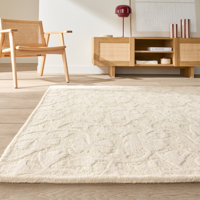 Tyma Woolen Rug with A Flower Print - image 1