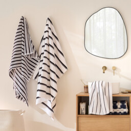 Jila Maxi Bath Towel in Velour Towelling - thumbnail 3