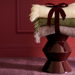 Talou Sculpted Side Table with A Lacquered Finish - thumbnail 2