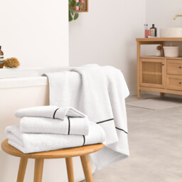 Victor Hand Towels in Combed Cotton 675g/m2 in Set of 2 - thumbnail 2