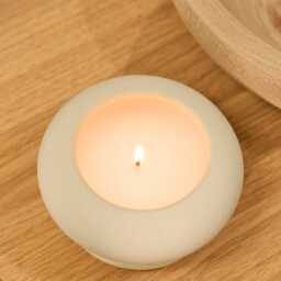 Surbiton Single Wick 13cm Ceramic Candle - Oud Wood & Rose Scent In Clay - thumbnail 3