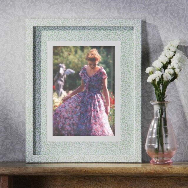 "Laura Ashley Little Vines Photo Frame In Green Finish 5"" x 7"" LA3756692-Q"