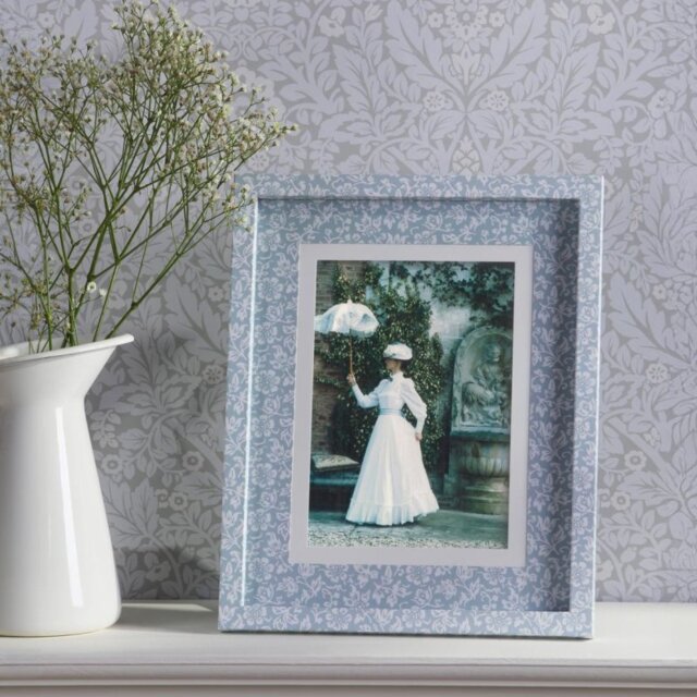 "Laura Ashley Sweet Alyssum Photo Frame In Blue Finish 5"" x 7"" LA3756694-Q"
